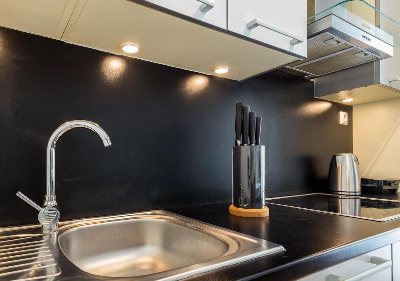 Elegant Apartment W Great Balcony In Vouliagmeni เอเธนส์ ภายนอก รูปภาพ