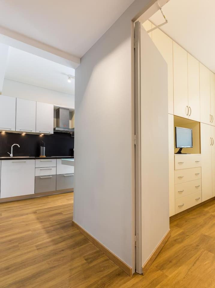 Elegant Apartment W Great Balcony In Vouliagmeni เอเธนส์ ภายนอก รูปภาพ