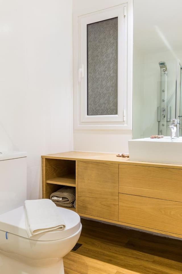 Elegant Apartment W Great Balcony In Vouliagmeni เอเธนส์ ภายนอก รูปภาพ